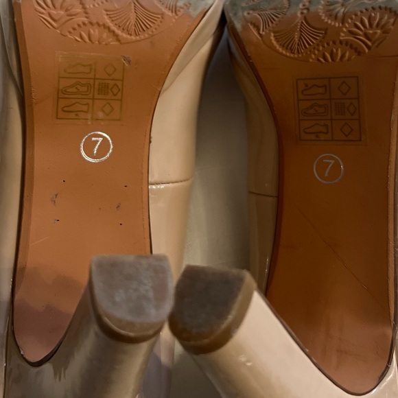 Glossy finish  heeled beige shoes - Picture 3 of 3